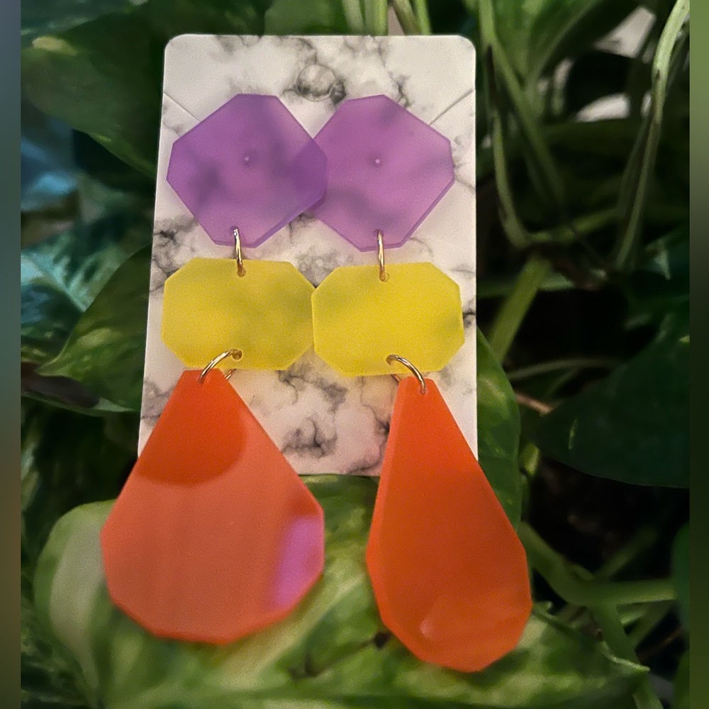 The three-colored earrings